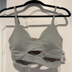 Lululemon NWT V-Neck Crossover Underband Bra - Size 8 - Sage Green